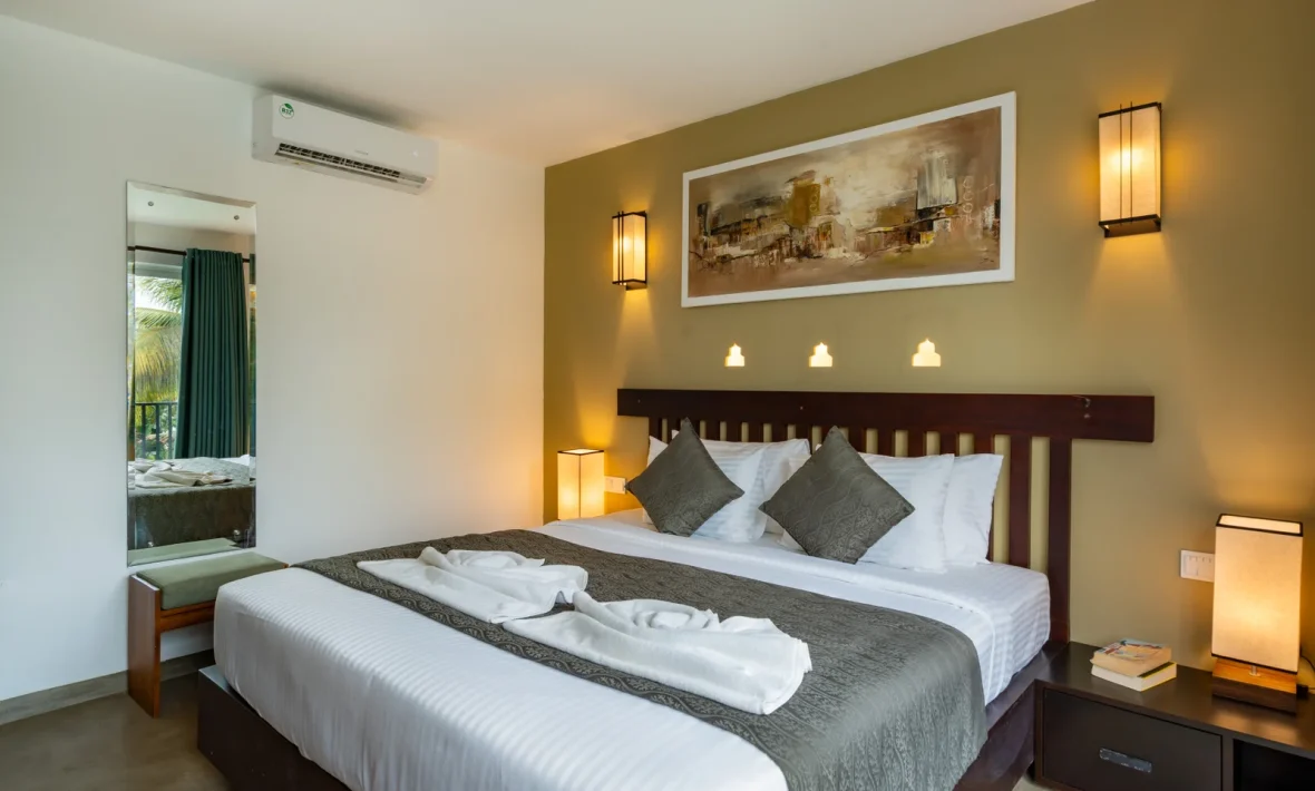 Deluxe Double Room with Side Sea View